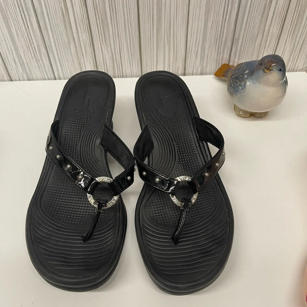 Women’s Sketchers Black Wedge Sandals Size 9. Cute details on shoes, see images. - Picture 3 of 5